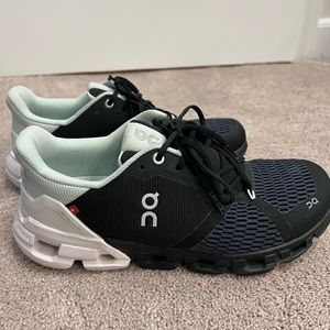 Cloudflyer W Black | White 8.5
Color: Black | White | Mint